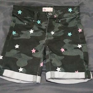 Girls Burmuda Style Camo Shorts.